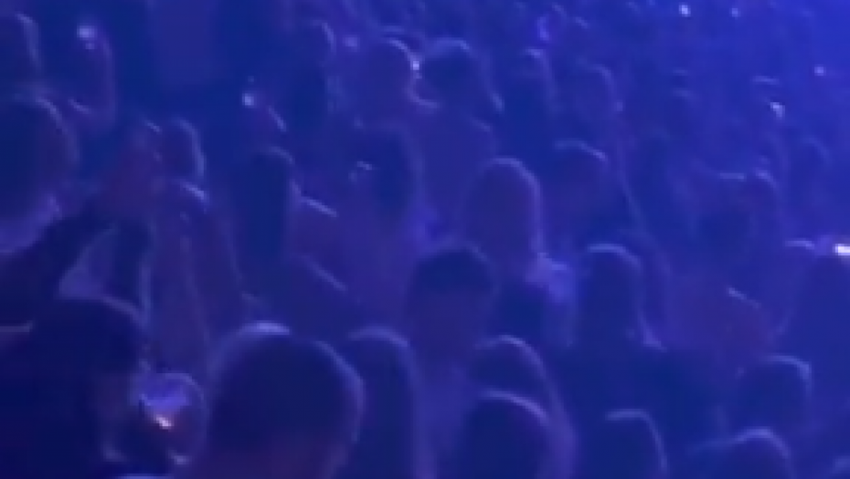 NIJE HTEO DA PROPUSTI NI ROZGU NI CRNO-BELE Došao u Arenu na koncert popularne pevačice, a pratio borbu Partizana za Top 8 Evrolige (VIDEO)