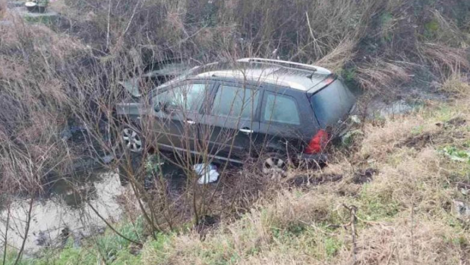 AUTOMOBILOM SLETEO U KANAL KOD NOVOG SADA Pijan izgubio kontrolu  pa ispravio krivinu