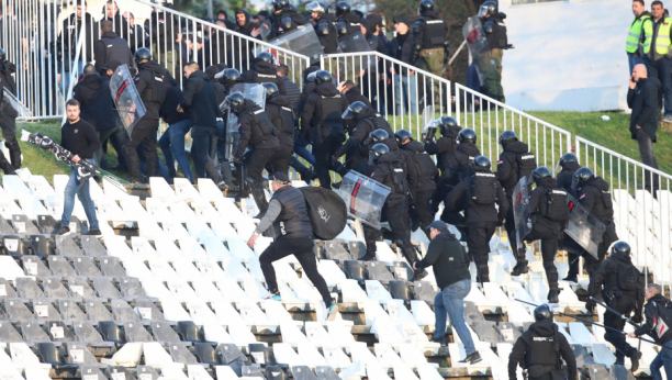 UŽASNE SCENE NA BRDU Ponovo prekid i posle izbacivanja "grobara" sa stadiona, prazniće se i drugi deo tribine