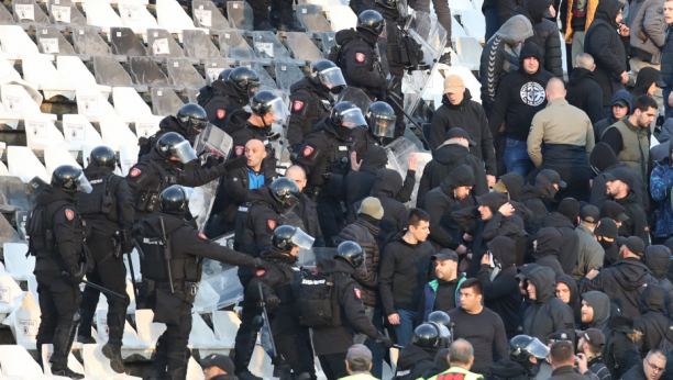 ŽANDARMERIJA ISTERALA "GROBARE" Pogledajte prve slike sukoba sa Brda (FOTO)