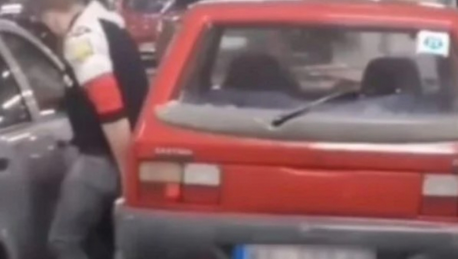 NJEMU NIŠTA NIJE TEŠKO Momak iz Kragujevca "parkirao" Juga, pa postao hit, u 2 pokreta pod konac