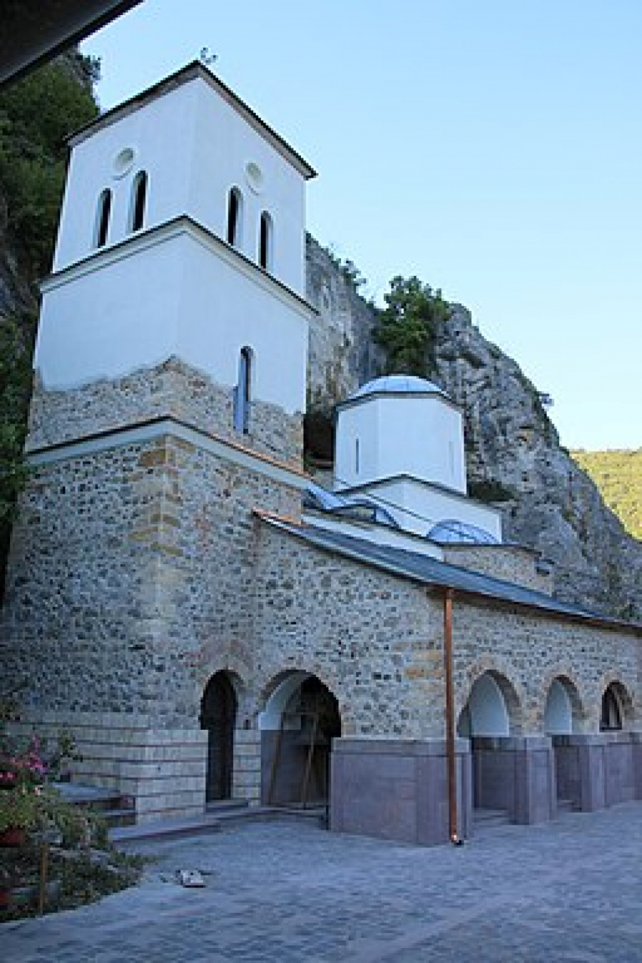 JEDINSTVENI IZVOR! Na Đurđevdan narod hrli u Manastir Gornjak: Lekovite suze Svetog Grigorija