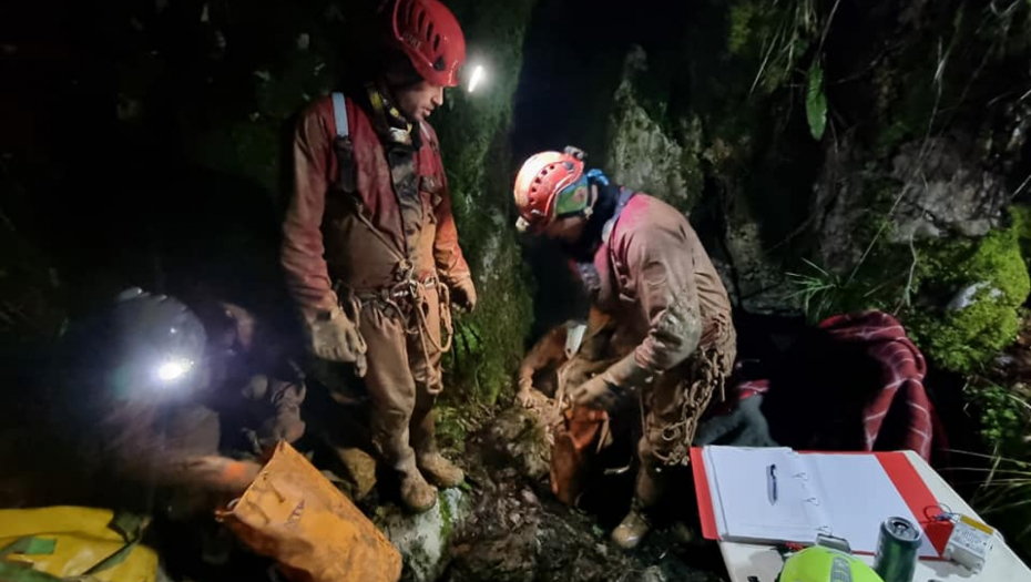 SPASENO 75 OSOBA Spasioci pretražuju planinske predele u Rumuniji, desetine ljudi završilo u bolnici