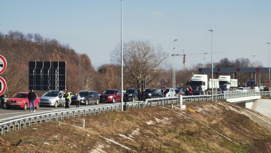 SAOBRAĆAJNI KOLAPS NA AUTO-PUTU MILOŠ VELIKI Koloni se ne vidi kraj, vozači zaglavljeni u "čepu" (FOTO)