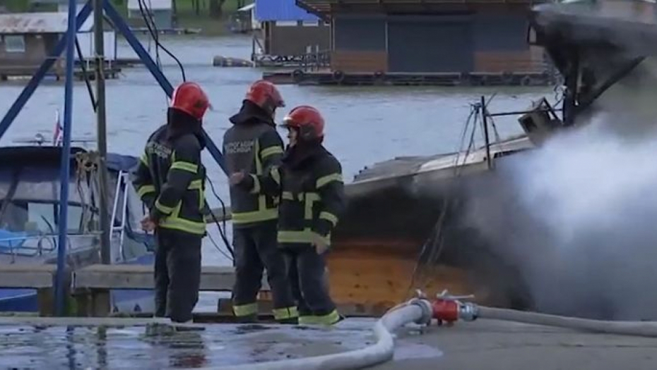 PRVE SLIKE STRAVIČNOG POŽARA NA SAVSKOM KEJU Vatra gutala splav od 100 kvadrata, u toku istraga! (FOTO)