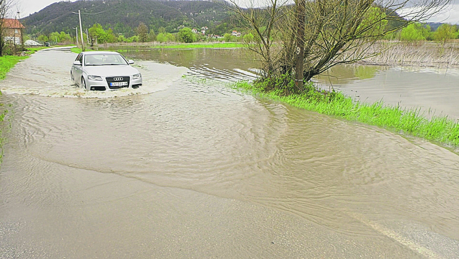 UPOZORENJE VOZAČIMA Ne vozite kroz vodu, šteta može biti katastrofalna, popravka košta koliko i auto