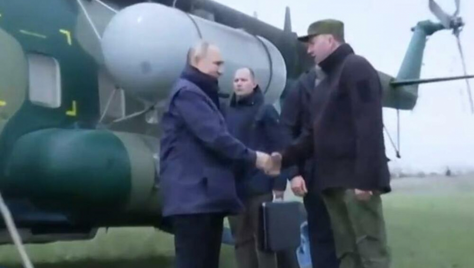 PUTIN DOŠAO NA FRONT SA "NUKLEARNIM KOFEROM"?! Ovaj detalj je svima promakao (FOTO/VIDEO)