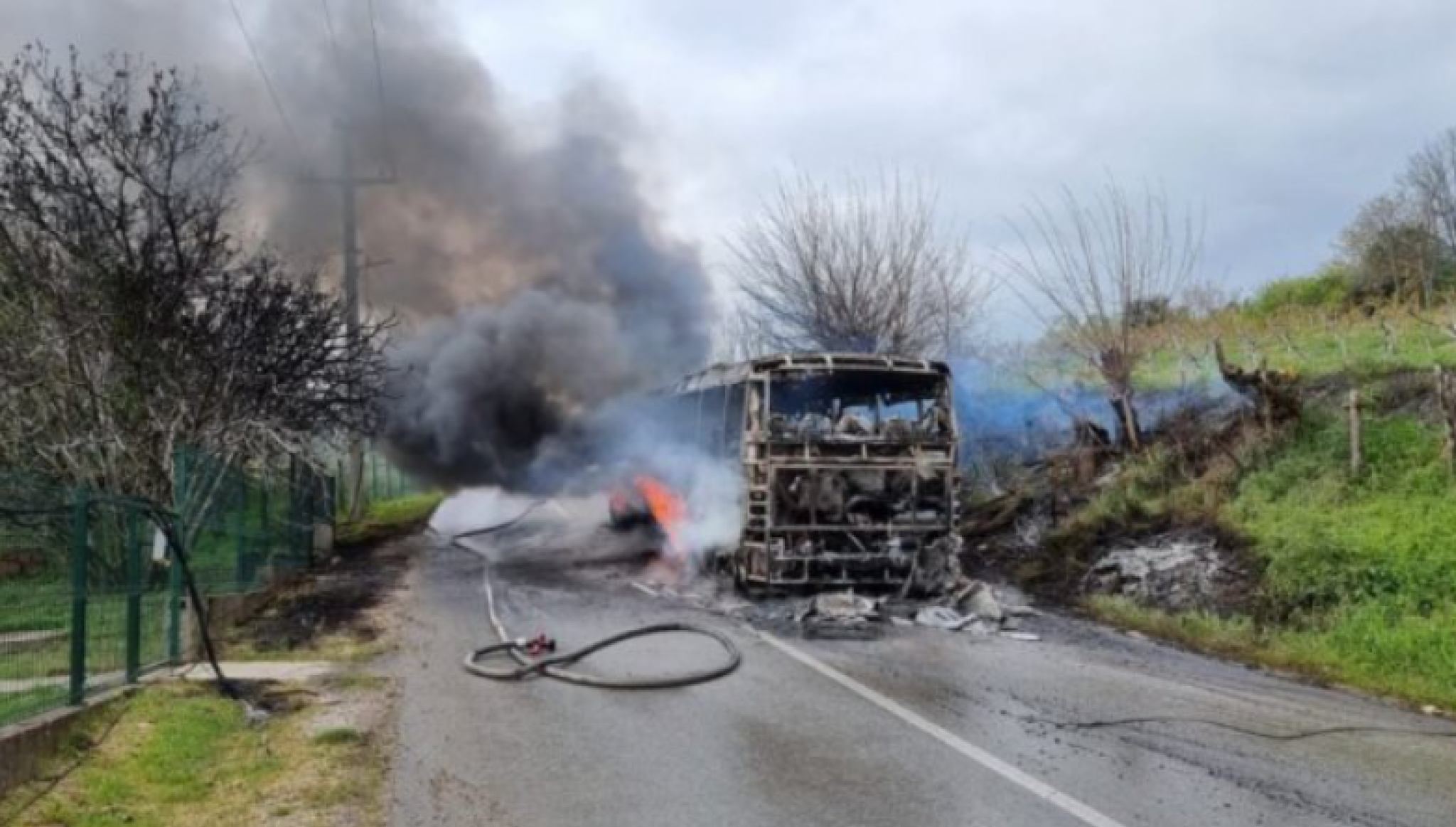 VATRA PROGUTALA AUTOBUS U GROCKOJ Vatrena stihija zahvatila dalekovode, deo naselja ostao bez struje i interneta! (FOTO)