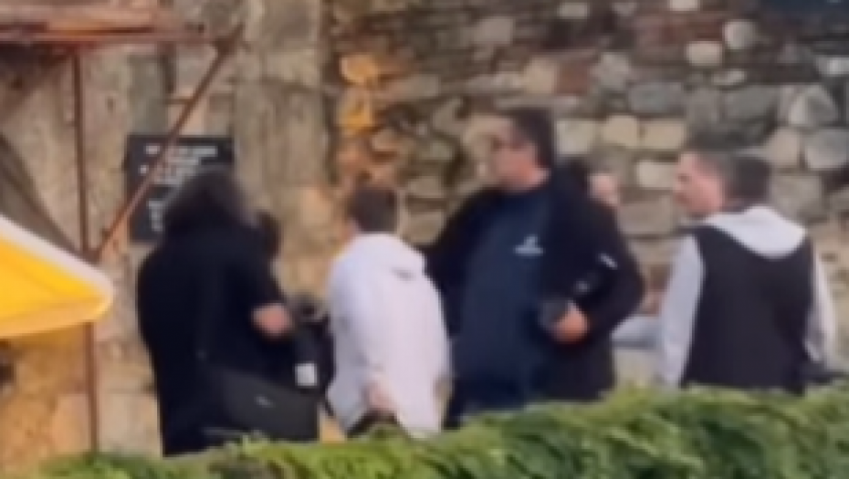 STRAVIČAN SNIMAK PESNIČENJA NA KALEMEGDANU Čovek gurnuo dete, čuju se ženski vapaji: ''Pašće preko zida!'' (VIDEO)