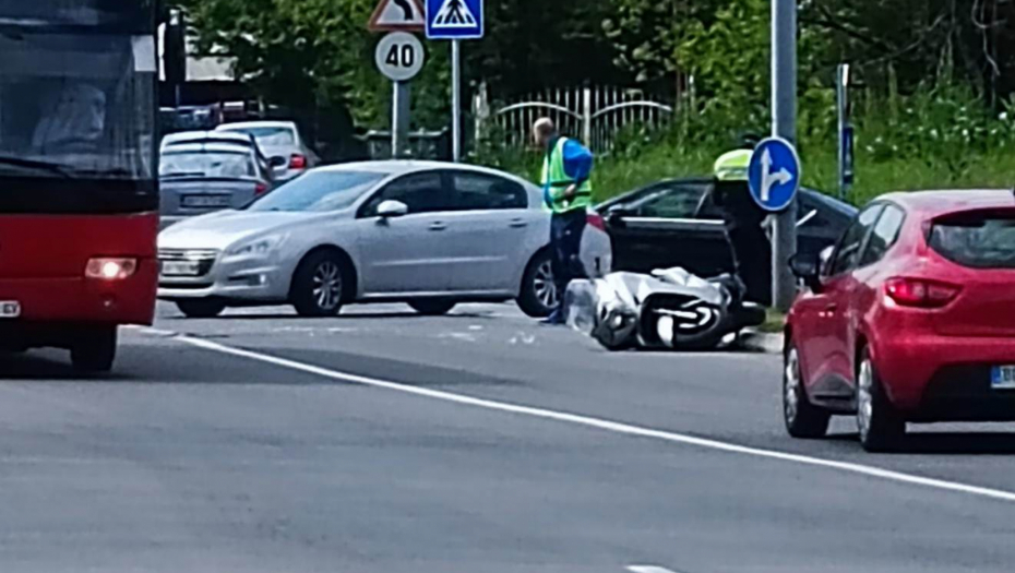 DRAMA U RAKOVICI Od siline udara motor završio na asfaltu