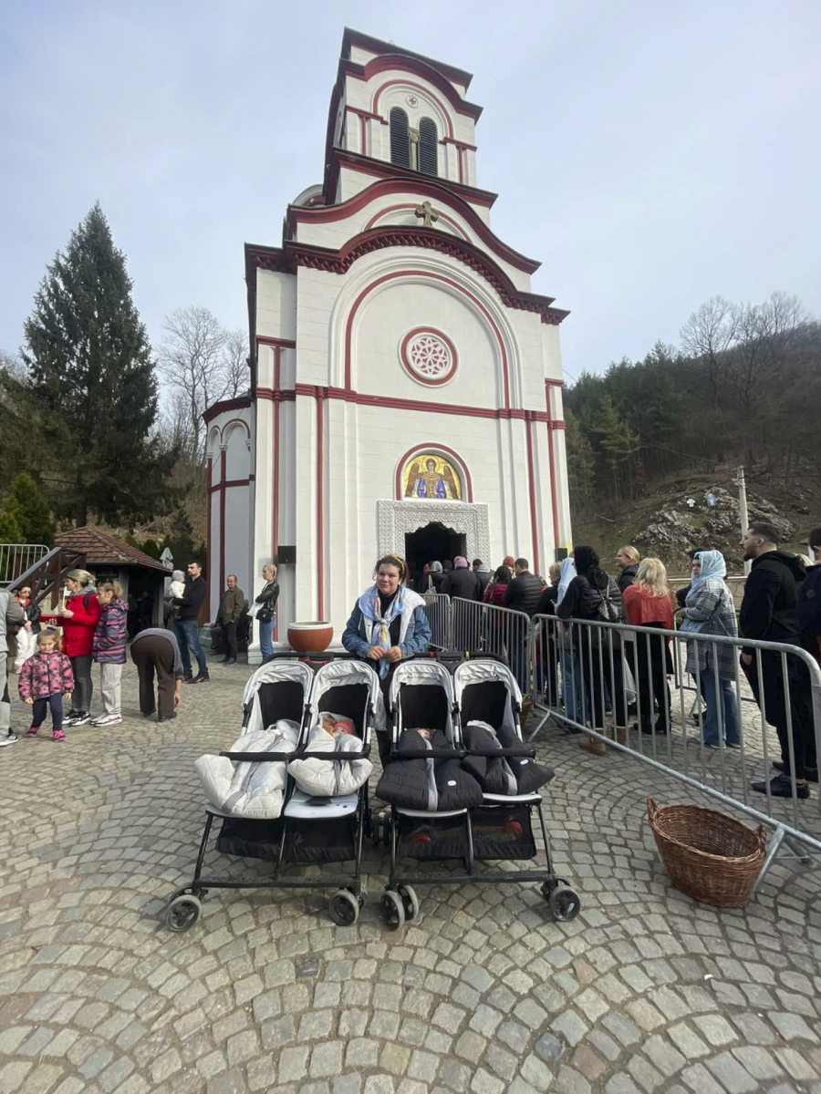 BOŽJI ZNACI Četvorke rođene na Veliki petak napunile godinu dana: Mali borci jači od lekarskih prognoza!