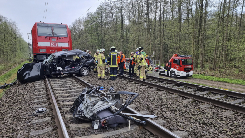 STRAVIČNA NESREĆA NA PRUZI Voz pokosio dva automobila kod Vrnjačke Banje