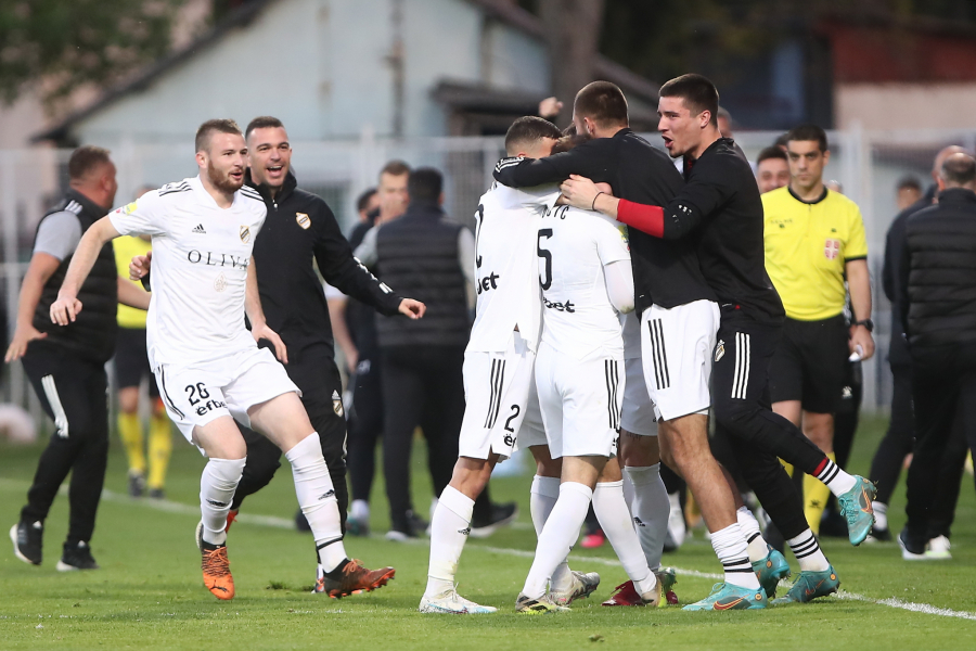 Partizan izgubio prvo mesto u Superligi: Radnički preokretom srušio  crno-bele na očajnom terenu u Nišu