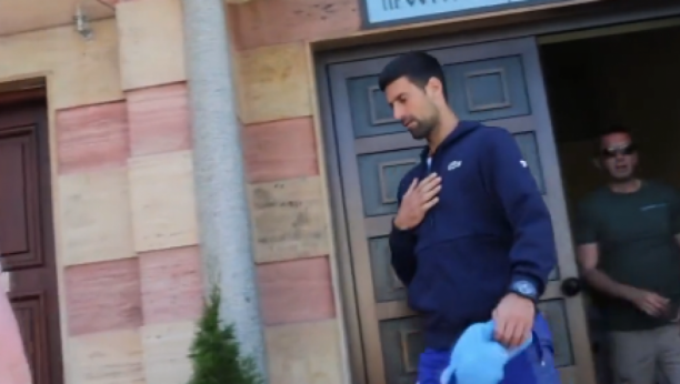 NOLE SNIMLJEN ISPRED CRKVE Đoković doneo veliku odluku, pa otišao da se pomoli (VIDEO)