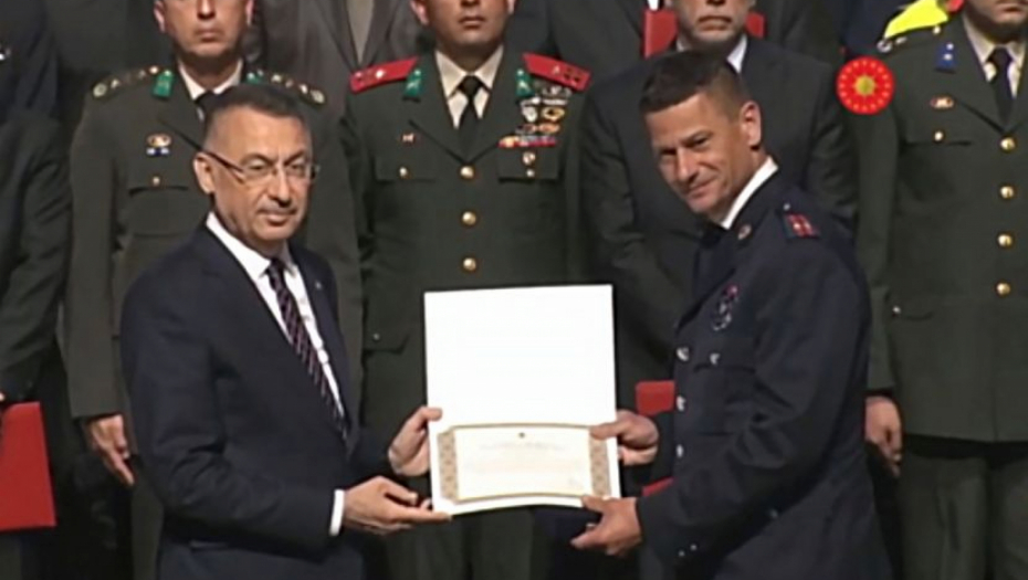 MEDALJA ZA VOĐU SPECIJALISTIČKOG TIMA ZA SPAŠAVANJE IZ RUŠEVINA MUP-a Ovo je pukovnik policije Davor Vidović