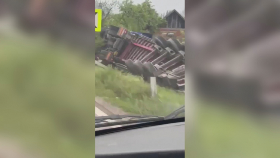 PREVRNUO SE KAMION, ZAVRŠIO U OBLIŽNJEM DVORIŠTU Teška saobraćajna nezgoda u selu Bresnica kod Čačka, vozač prebačen u bolnicu (VIDEO)