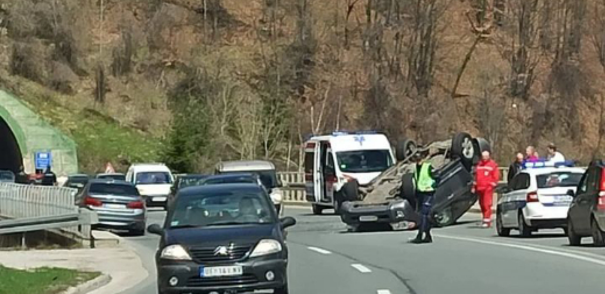 JEDNO PREVRNUTO, DRUGO VOZILO SMRSKANO Jeziva saobraćajka na ulazu na Zlatibor (FOTO)