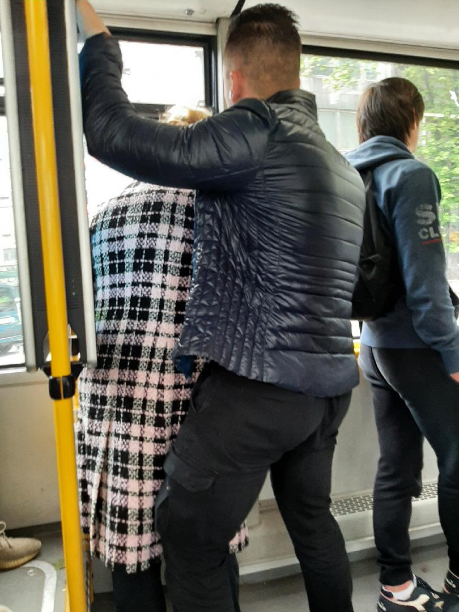 MANIJAK SE TRLJAO O ŽENE U AUTOBUSU 95 Putnici zavukao prst pod kaput i pipkao je po zadnjici, pa pobegao kad je uslikan!