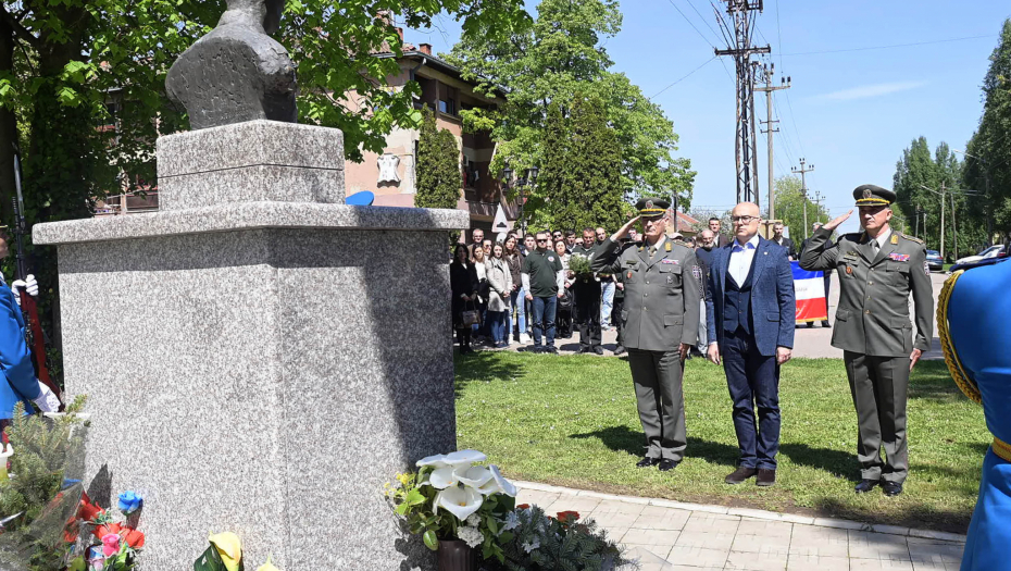 Ministar Vučević položio venac na spomenik palom borcu sa Кošara Tiboru Cerni (FOTO)