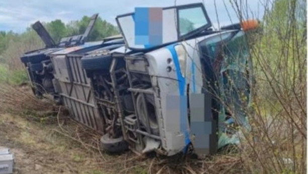 TATA, DOŽIVELI SMO SAOBRAĆAJNU NESREĆU Otac turiste iz prevrnutog autobusa u Mađarskoj: "Krenuli su da slave 1. maj" (FOTO)