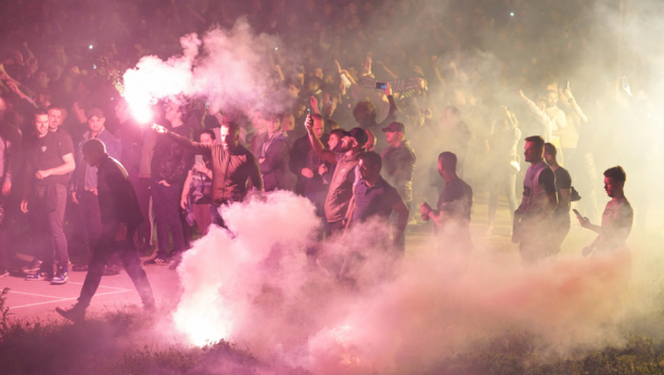 GORI KALEMEGDAN Nekoliko hiljada navijača Partizana se okupilo i bodri crno-bele (FOTO)