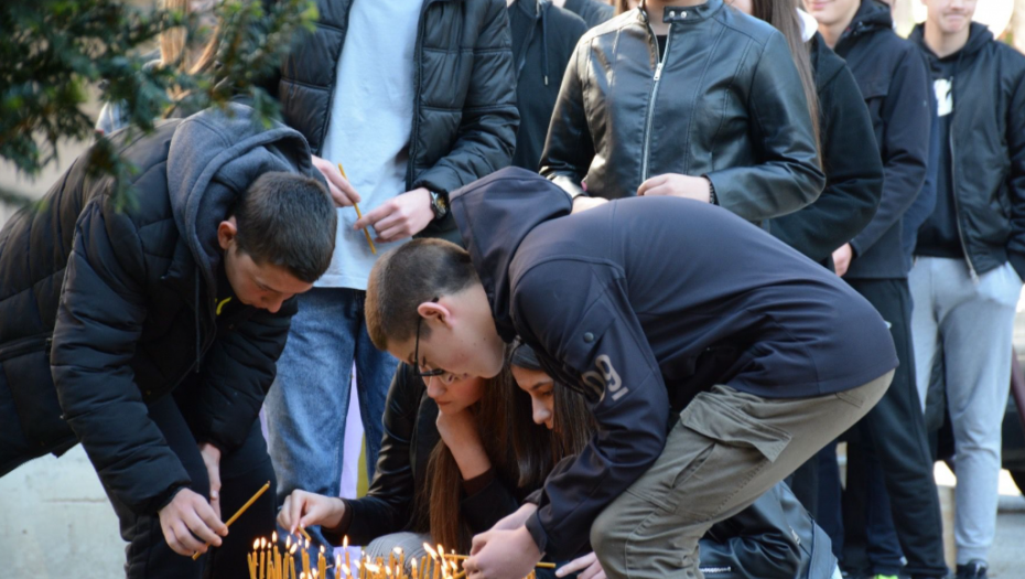 PALJENJE SVEĆA U Zvečanu, ispred srednje škole, veliki broj mladih odaje počast nastradalim drugarima  (FOTO)