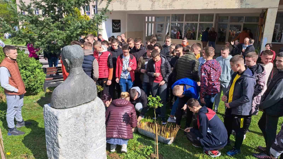 SOLIDARNOST SA SEVERA KIM Deca iz Leposavića i Mitrovice odaju počast drugarima iz Beograda