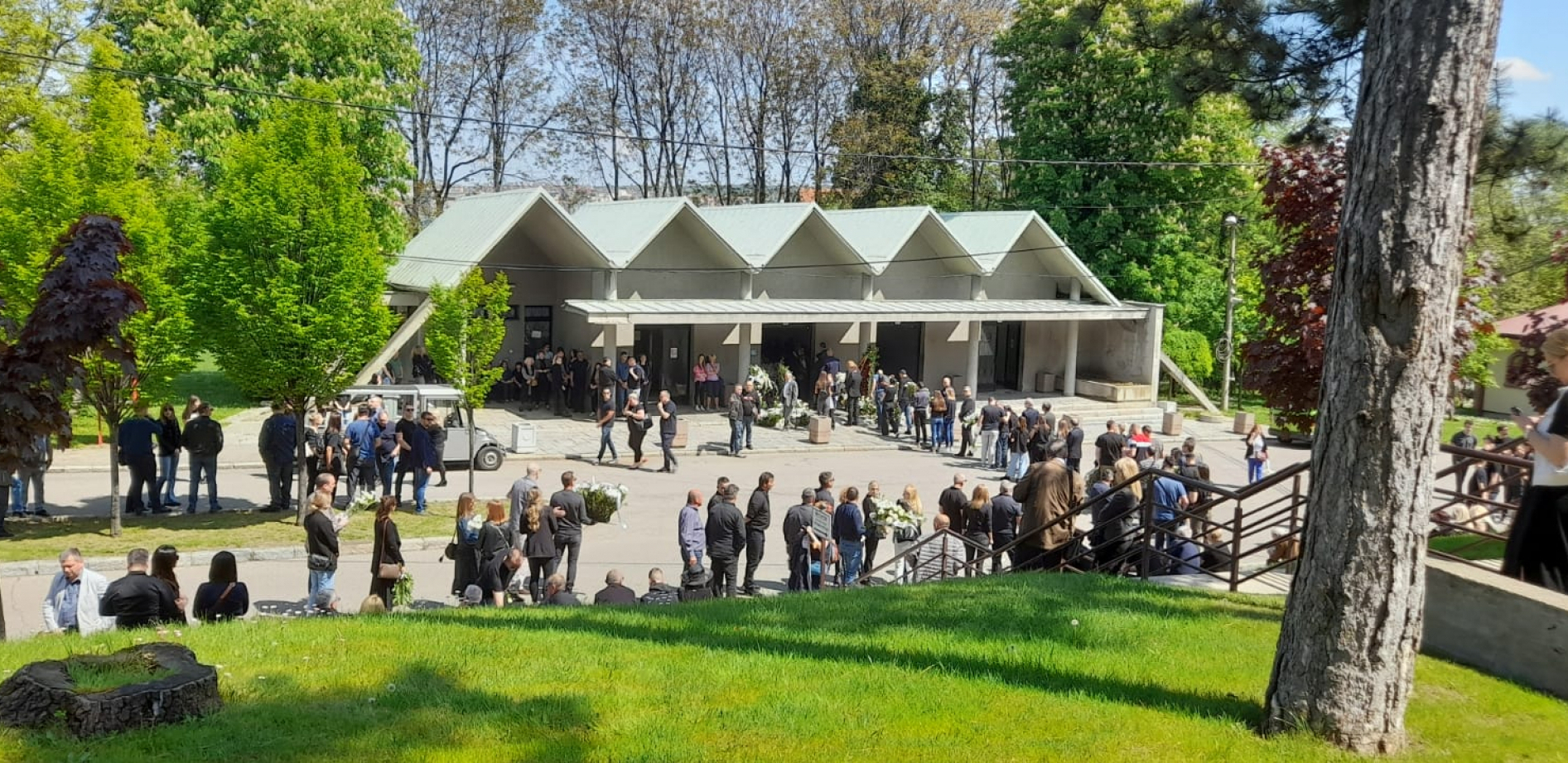 TIŠINA PARA UŠI, A PROLAZNICI U NEVERICI ODMAHUJU GLAVOM Reke ljudi se oprašta od E.K. na Centralnom groblju u Beogradu (FOTO/VIDEO)