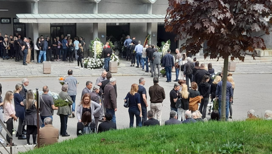 DA PREPUKNE SRCE - OTAC NE ISPUŠTA PLIŠANOG MEDVEDA! Sa igračkom E. K. prima saučeše (FOTO/VIDEO)