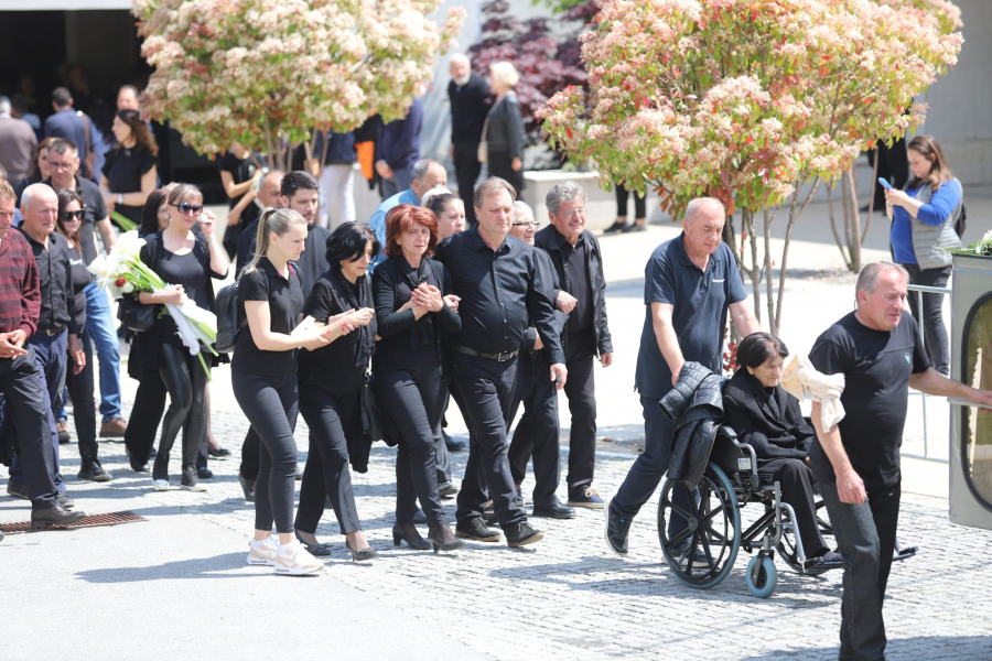 ĐACI PLAČU ZA SVOJIM ŠKOLSKIM ČUVAROM Sahranjen Dragan Vlahović, žrtva masakra na Vračaru (FOTO/VIDEO)