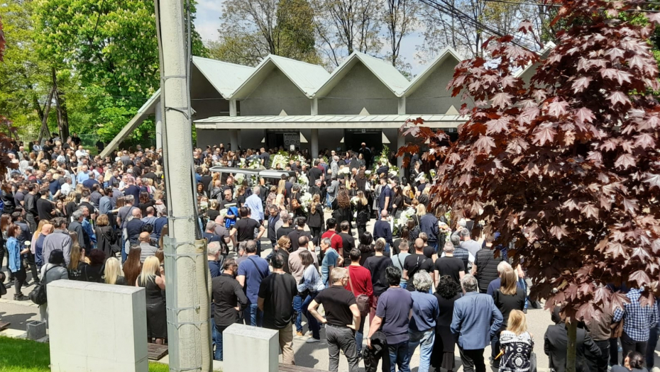 ZAVRŠENO OPELO NA CENTRALNOM GROBLJU Velika tuga na sahrani E. K. - među okupljenima se čuo poneki jecaj, a iz kapele crkveni hor