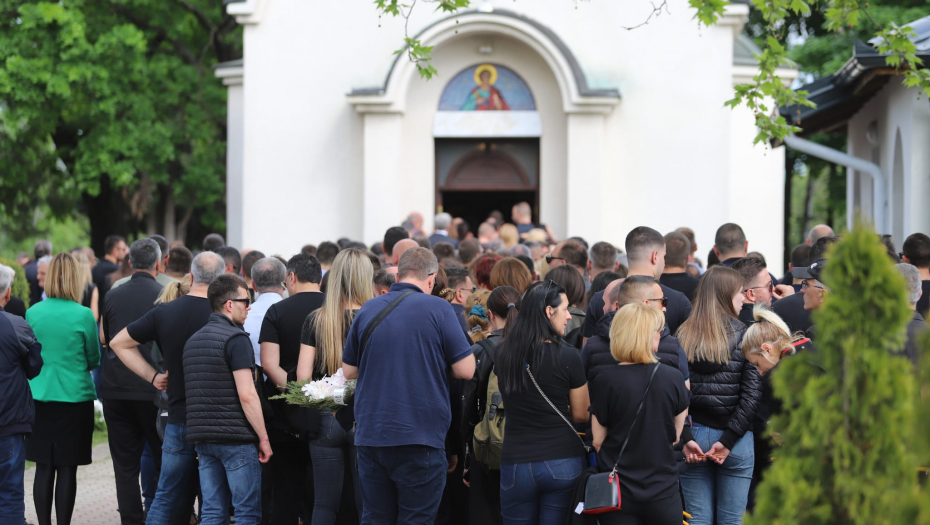 SVIREPO PREKINUTI ŽIVOTI RAFALNOM PALJBOM Potresne scene u Malom Orašju: Počelo opelo žrtvama svirepog ubice iz Mladenovca (FOTO/VIDEO)