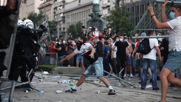 BATINAMA PROTIV NEISTOMIŠLJENIKA Krili se iza parole "Srbija protiv nasilja", a nasilje im je glavni vid političke borbe (VIDEO)