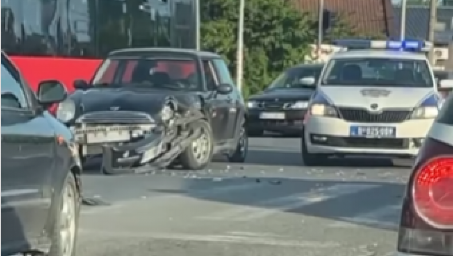 NESREĆA NA ZRENJINSKOM PUTU U BORČI Automobil zgužvan do neprepoznatljivosti (VIDEO)