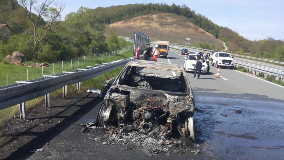 IZGOREO MERCEDES NASRED AUTO-PUTA MILOŠ VELIKI Plamen je progutao čitavo vozilo, putnici uspeli na vreme da izađu (FOTO)