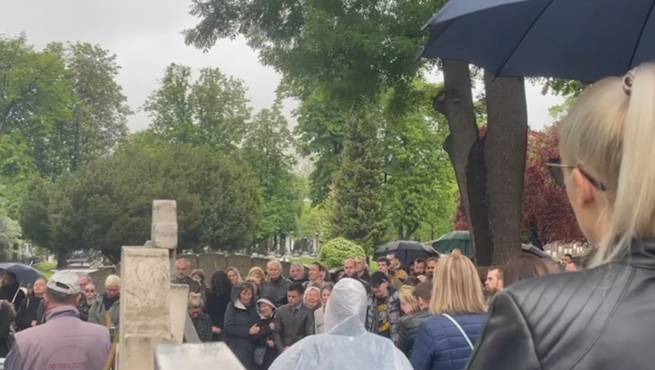 "TEARS IN HEAVEN" Otac i majka zagrljeni plakali nad grobom uz omiljenu pesmu svoje devojčice