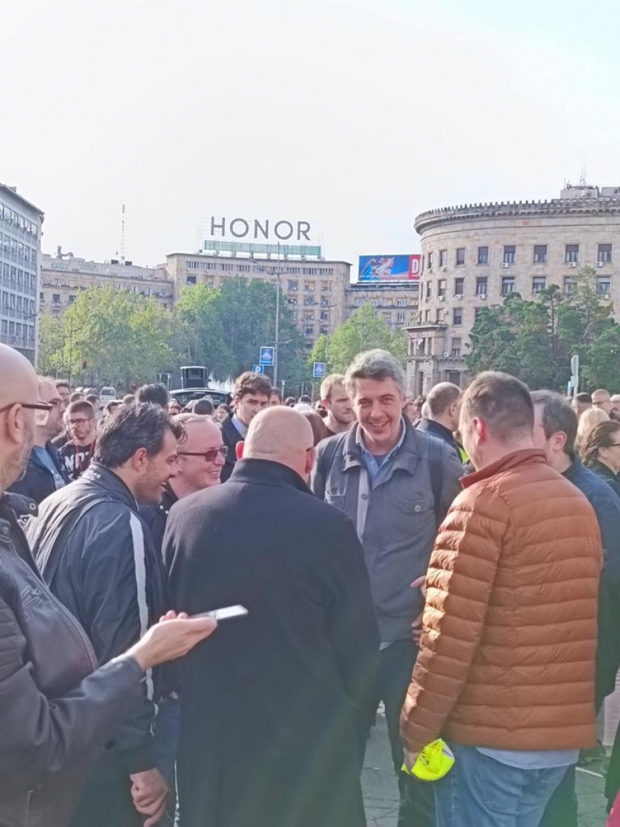 KLIBERI SE DOK SRBIJA PLAČE Sramno ponašanje Đorđa Miketića na protestu (FOTO)