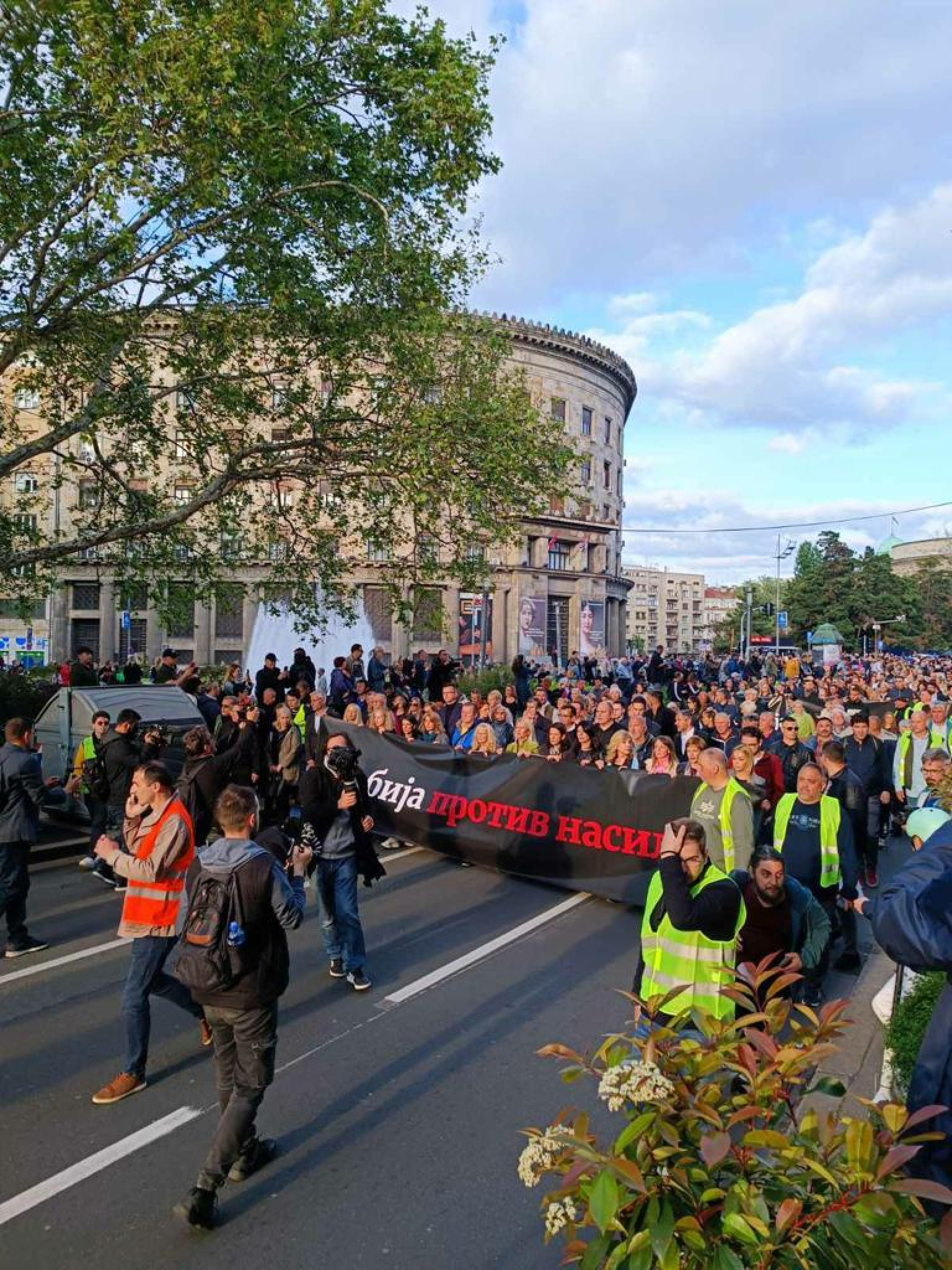 Zašto organizatori protesta ne smeju da se obrate okupljenima, već poturaju glumce?