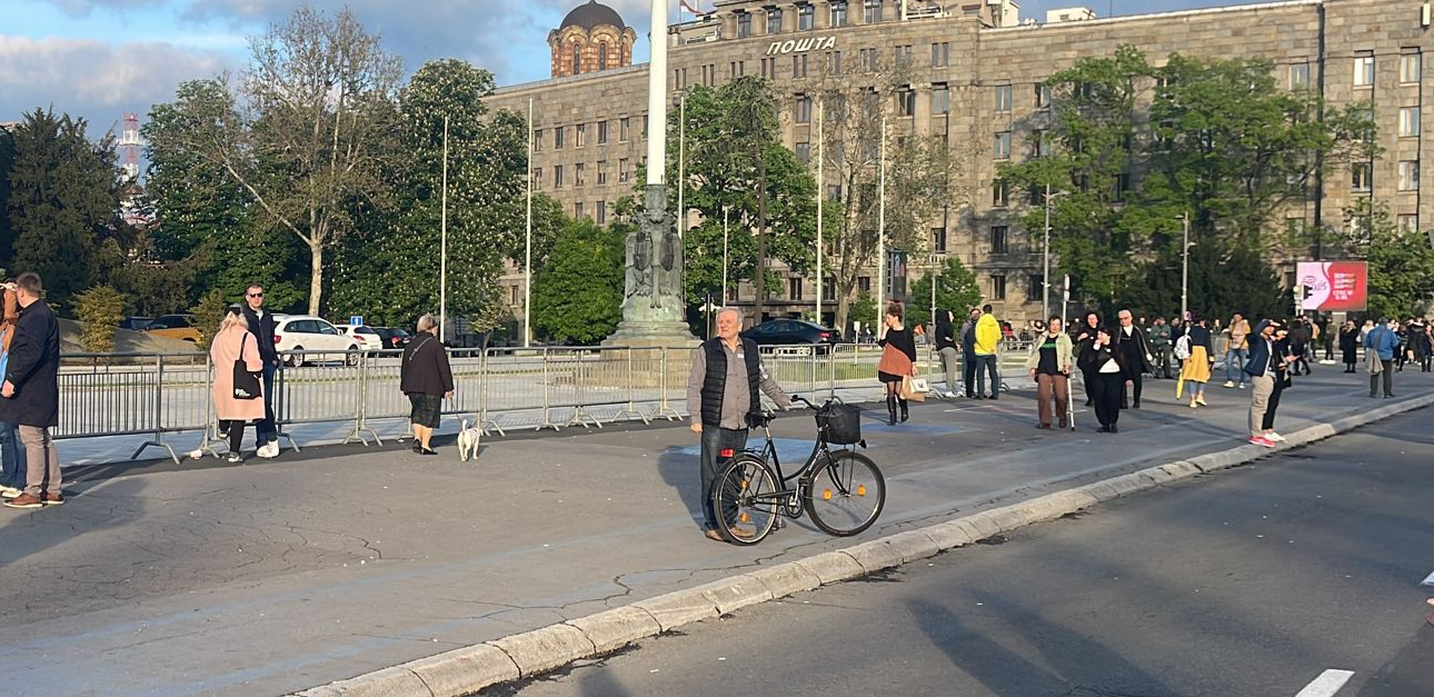 "ŠTA ĆEMO SAD?" Pometnja na protestu opozicije! Prekinut lanac instrukcija, traže od Šolakovog novinara da im kaže gde da idu!