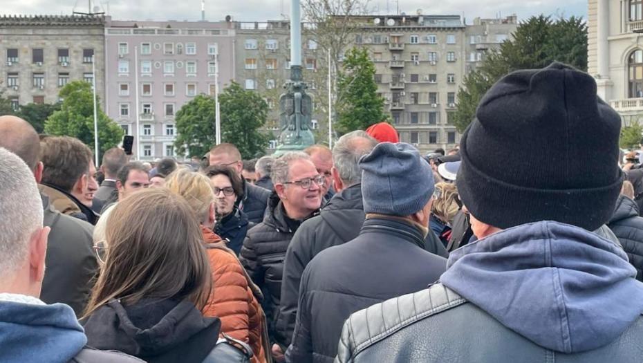 LEŠINARSKI OSMEH Lutovac se kezi dok Srbija plače, došao da se ogrebe o malo pažnje