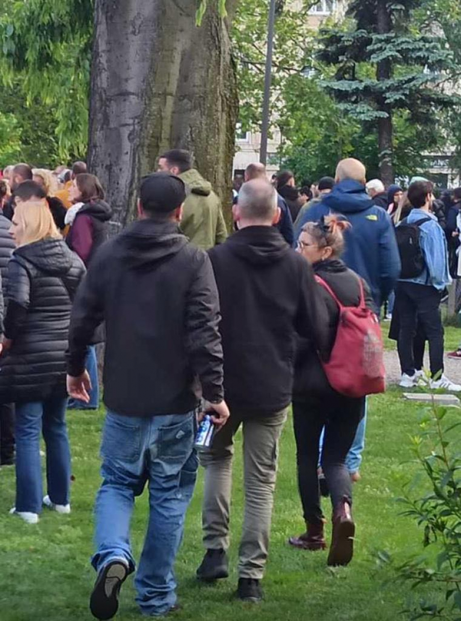 NAPILI SE, PA NAPALI GRAĐANE! Užas na skupu opozicije! Vitlaju flašama, teturaju se po ulicama i nasrću na ljude! (VIDEO)