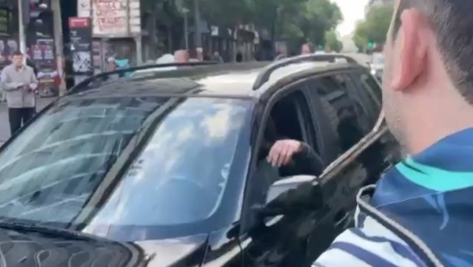 BOLJE TI DA SE SKLONIŠ! PRETNJE NA PROTESTU Od nasilne manjine pošten čovek ne može ni ulicom da prođe (VIDEO)