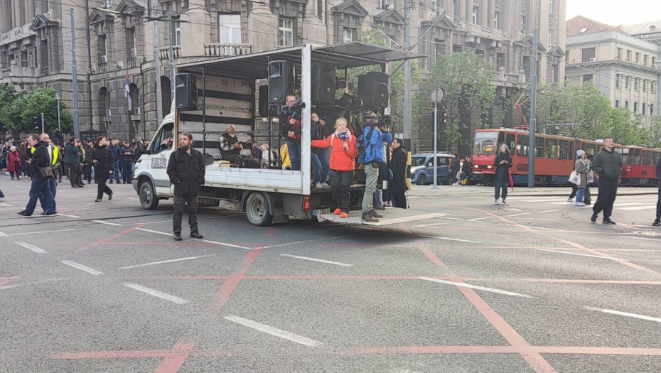 KO FINANSIRA OVAJ PROTEST? Za pripadnike tzv. "slobodnih medija" obezbeđen kamion sa koga izveštavaju!