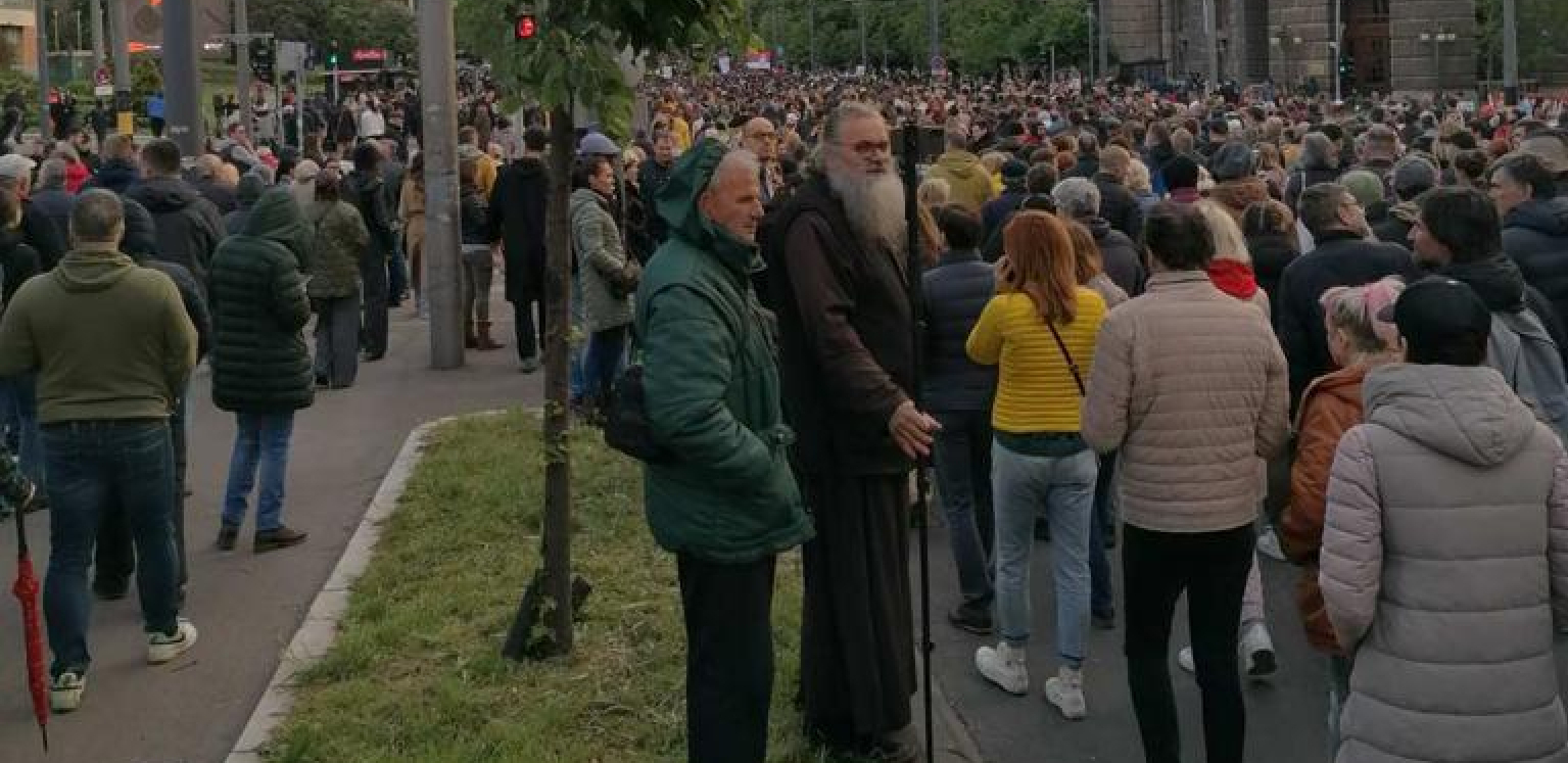 "LEPO" DRUŠTVO SE OKUPILO DA MALTRETIRA GRAĐANE Rasčinjeni monah pohrlio na protest lešinarske opozicije