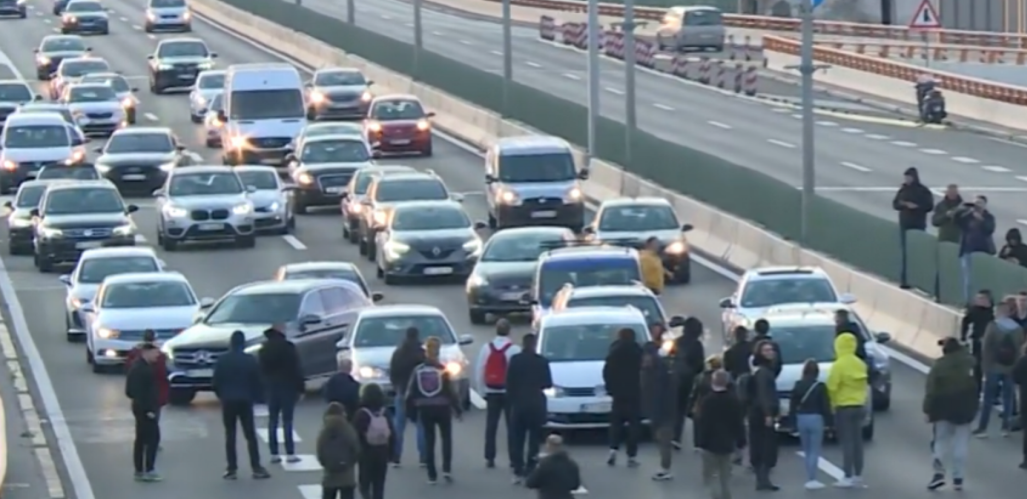 BLOKIRANA GAZELA KA NOVOM BEOGRADU OPASNOST U SAOBRAĆAJU! Šačica obesnih lešinara maltretira narod prestonice (VIDEO)