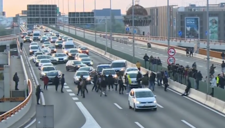 PUKLI KAO ZVEČKA! Ni u svatove se ne ide s tako malo automobila