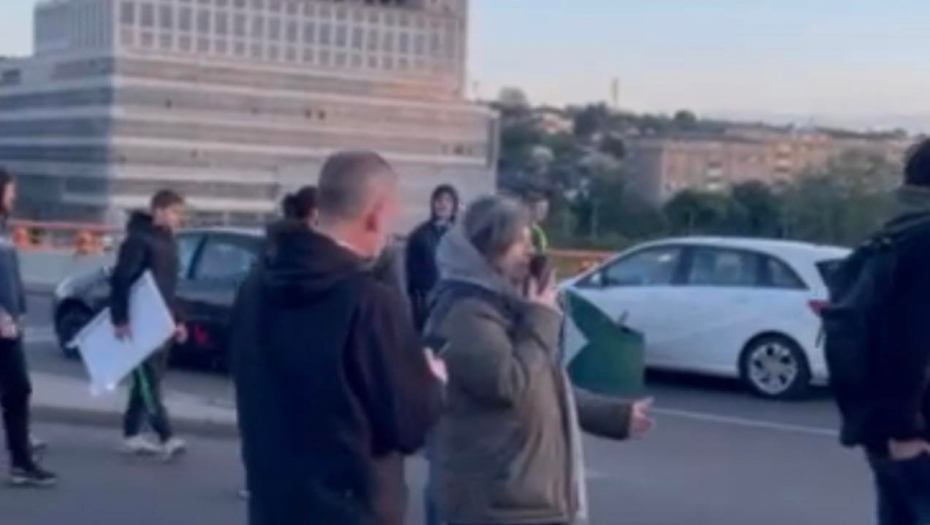 ONI NE ZNAJU GDE BIJU Frka na protestu, velika međusobna svađa nasilnika (VIDEO)