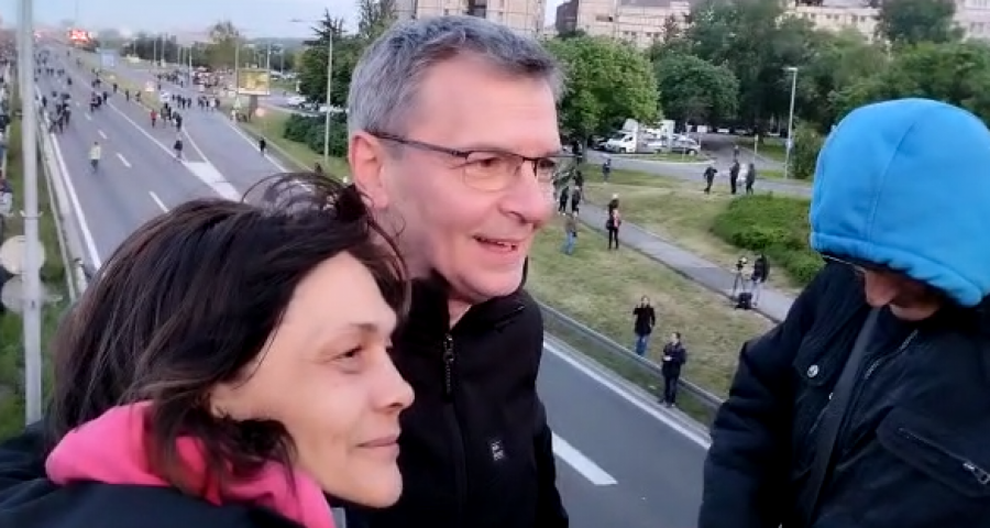 ĆUTA GLEDA SA VISINE Sa bezbedne udaljenosti bodri demonstrante da maltretiraju narod! (FOTO/VIDEO)