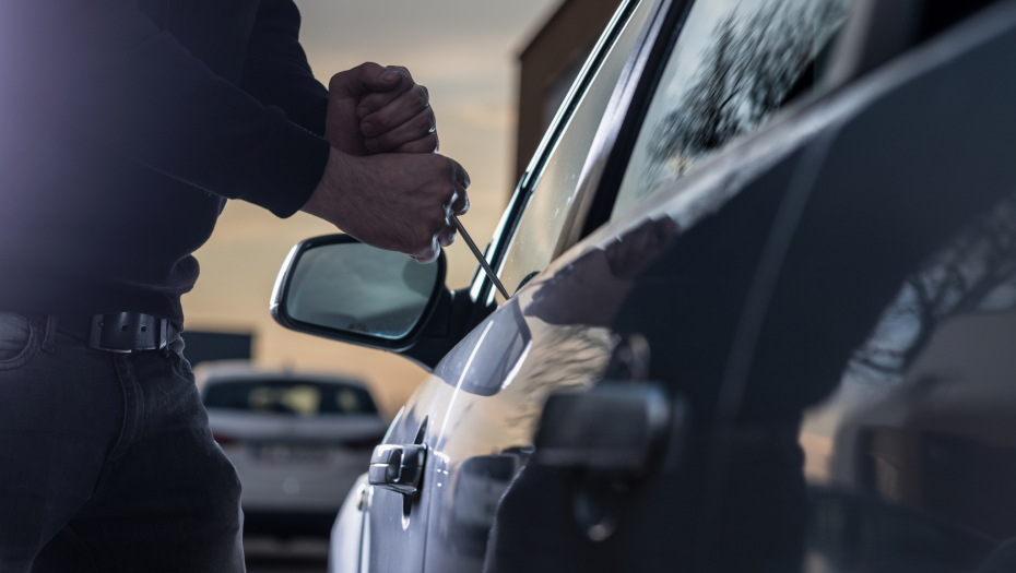 NAJNOVIJI TRIK ZA OBIJANJE AUTOMOBILA Lopovi jednu stvar ubace između kvake i vrata, i vaš auto može biti meta!