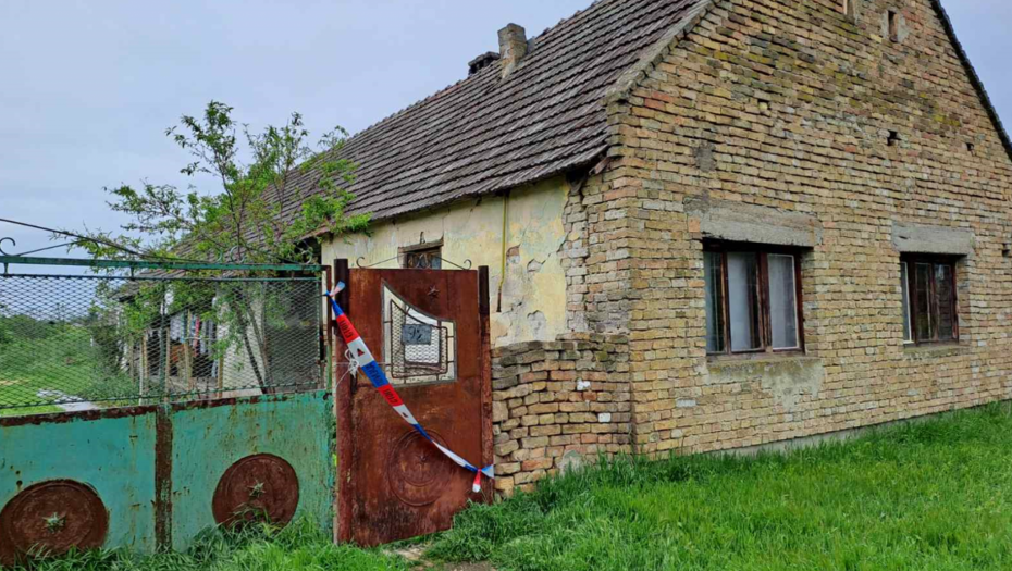 DEČAK U ŠOK SOBI, MAJKA IMA HEMATOM NA GLAVI Maloletnik (13) napao sekirom komšije